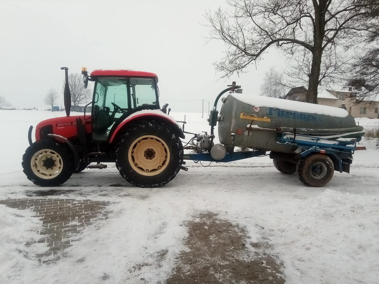 Fekální vůz na cestě v zimě