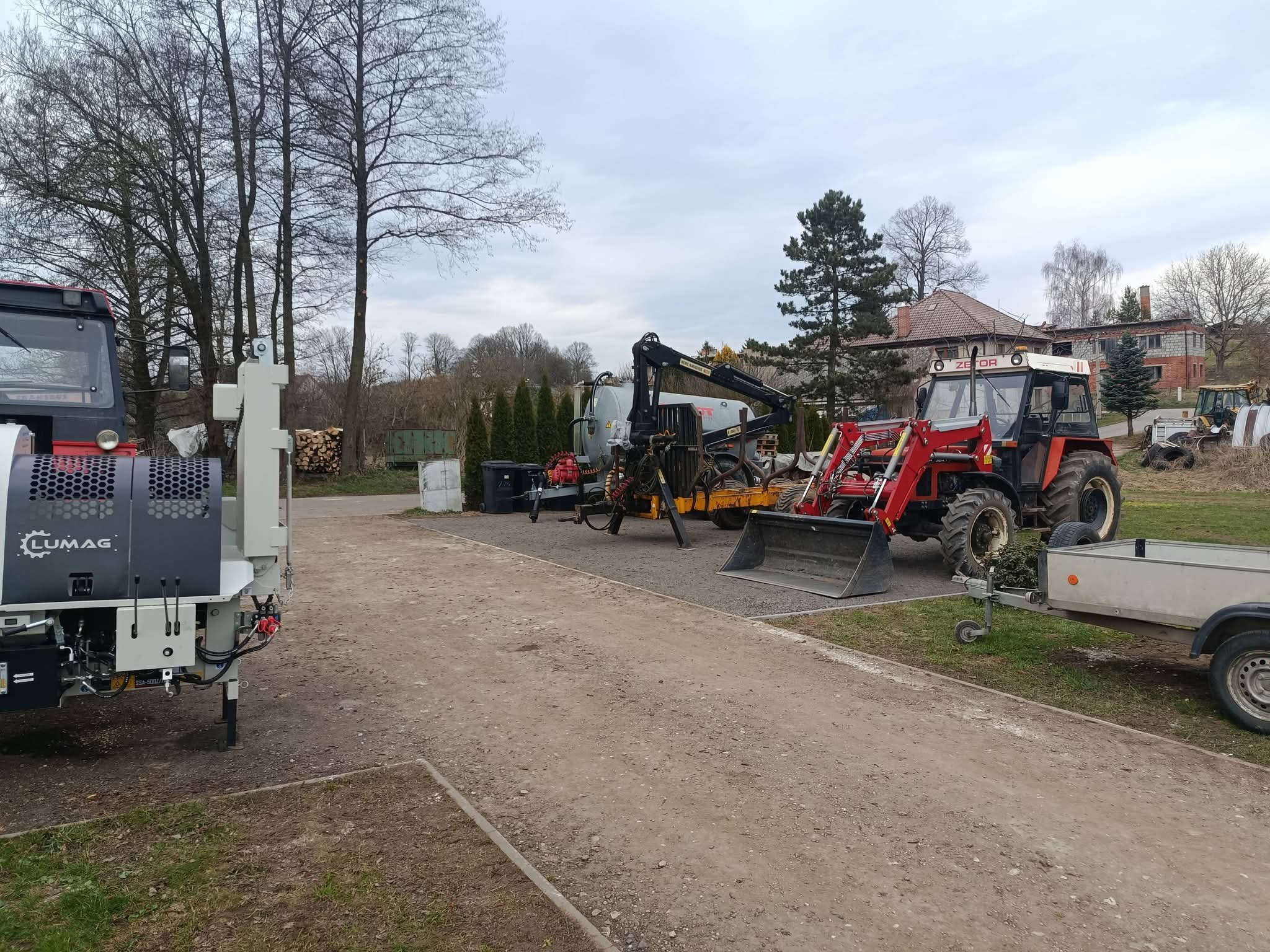 Štípačka a strojní park