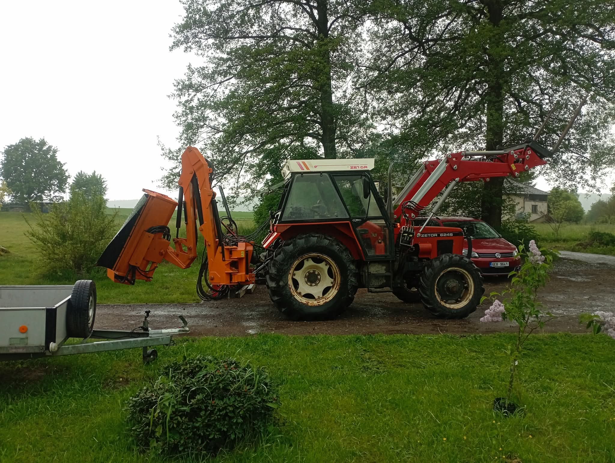 Traktor s mulčovačem v krajině